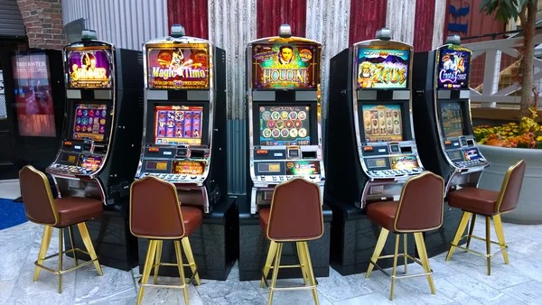 Mobile phone screen showing Domino QQ table interface with betting interface and dealer feed on bo555 app