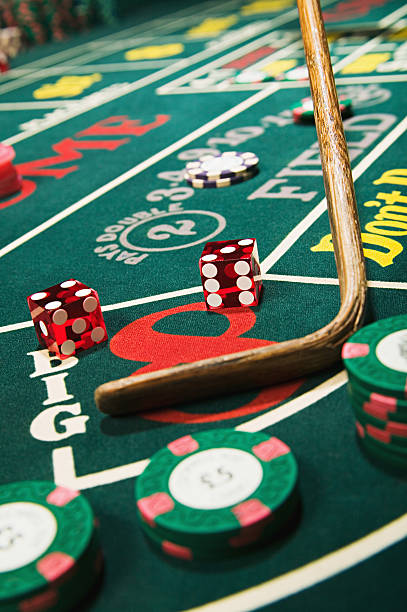 Mobile phone screen showing Texas Hold'em table interface with private cards, community cards, and betting controls on bo555